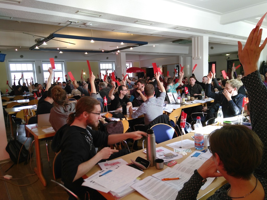 Stadtparteitag DIE LINKE. Leipzig. Delegierte stimmen ab.